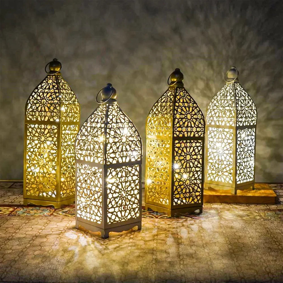 Motifs ajourés de la lanterne marocaine dorée