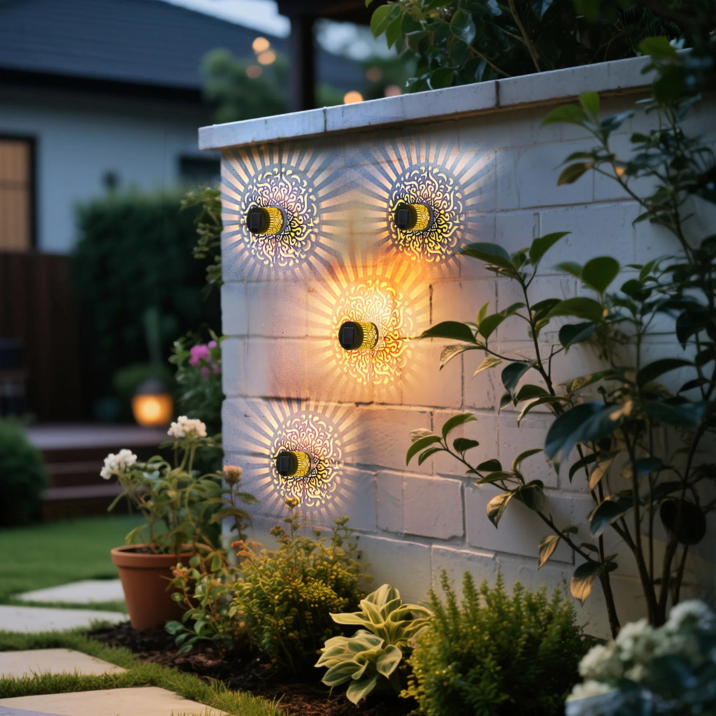 Applique murale solaire datura fixée au mur
