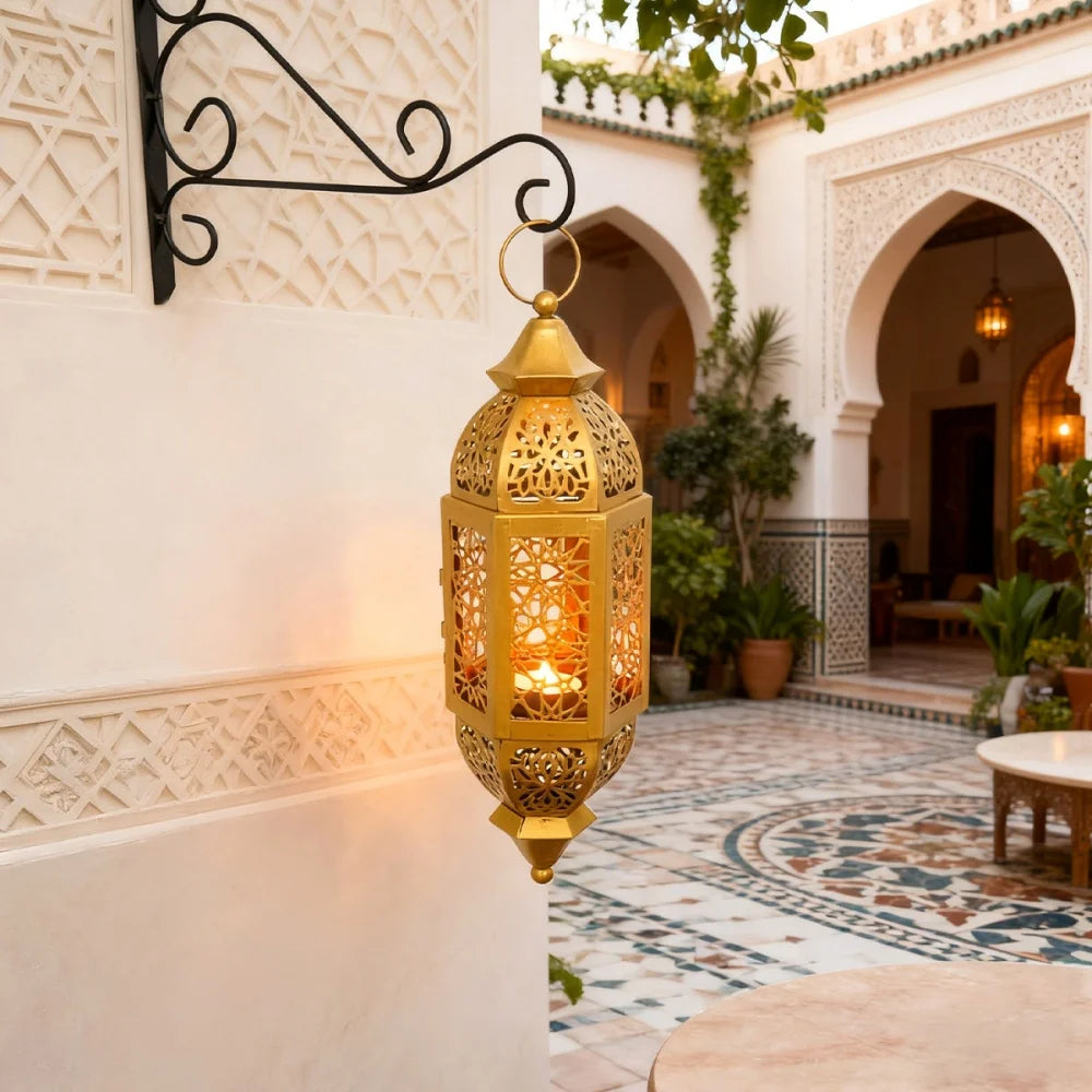 Lanterne marocaine dorée suspendue en intérieur
