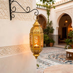 Lanterne marocaine dorée suspendue en intérieur