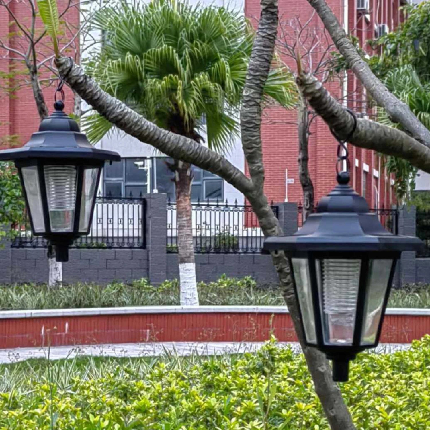 Lanterne solaire suspendue le long d'une allée