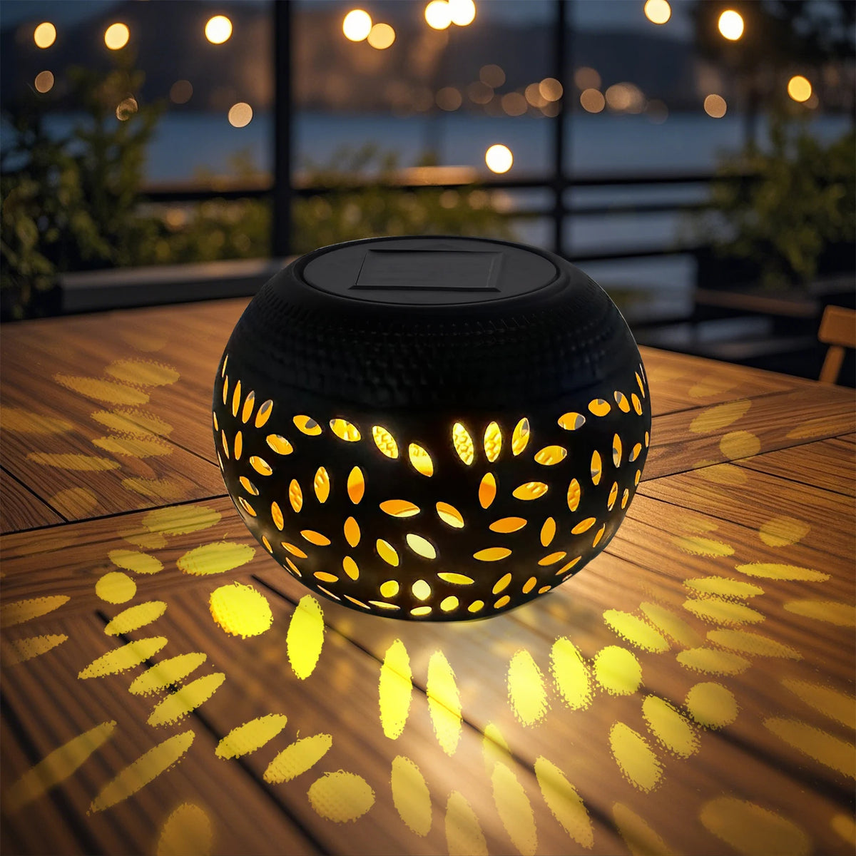 Lanterne solaire tachetée en fer, mise en situation extérieure