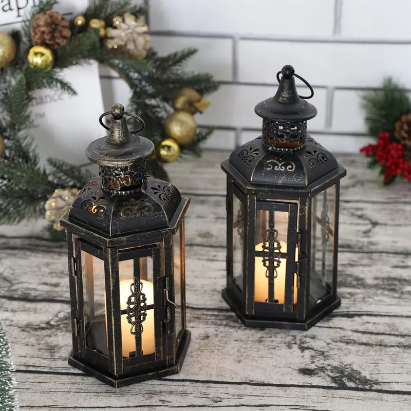 Lanterne bougie nordique en fer noir sur table en bois