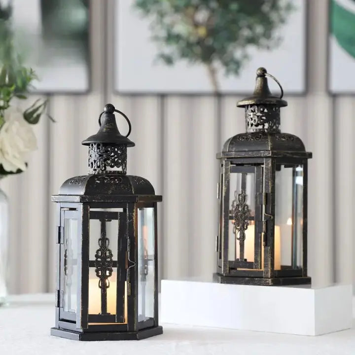 Lanterne bougie sur table blanche