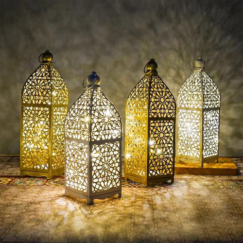 Lanternes marocaines vintage en métal ajouré éclairées, vue de face