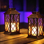 Deux lanternes à LED effet flamme présentées sur une table en bois