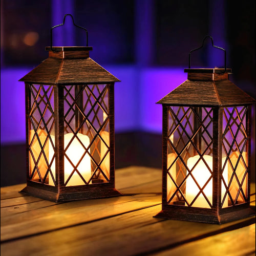 Deux lanternes à LED effet flamme présentées sur une table en bois