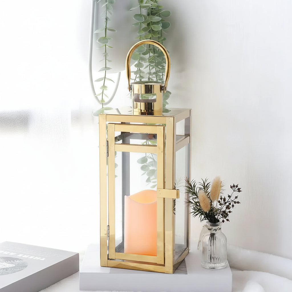 Lanterne bougie dorée accrochée en extérieur