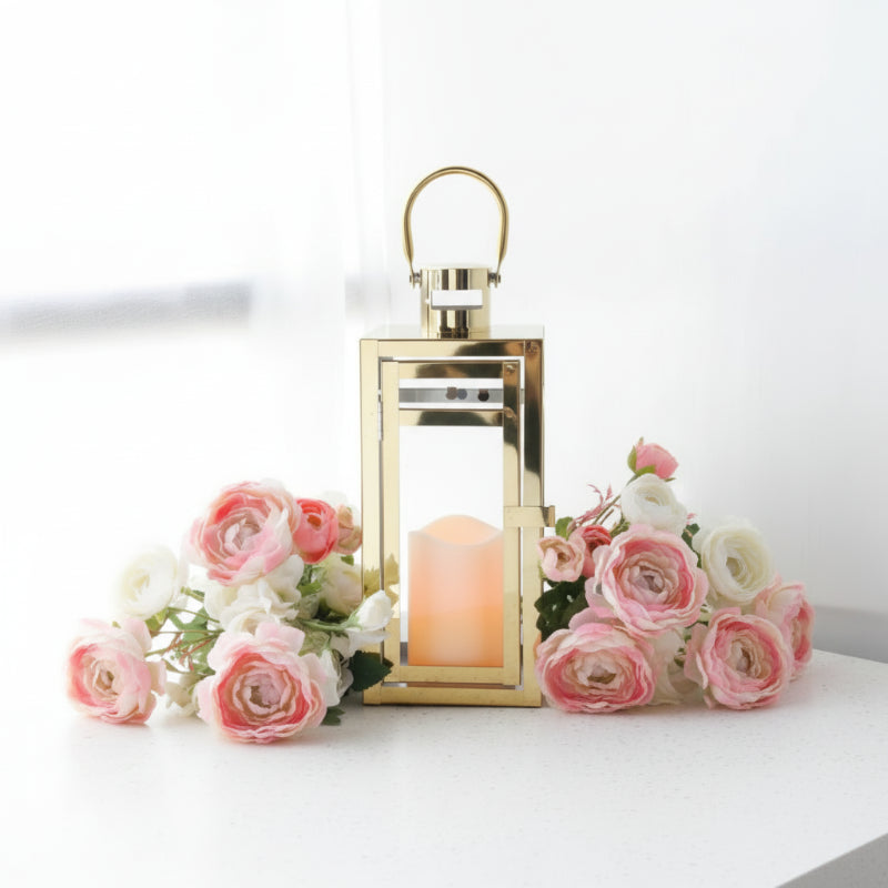 lanterne doré avec des fleurs autour