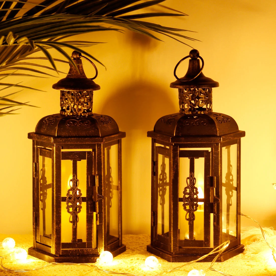 Lot de 2 lanternes bougie métal sur fond chaud doré