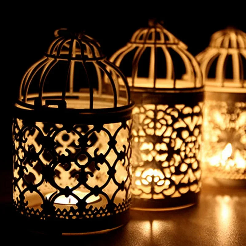 Photophores marocains en cage métallique dorée et argentée allumés